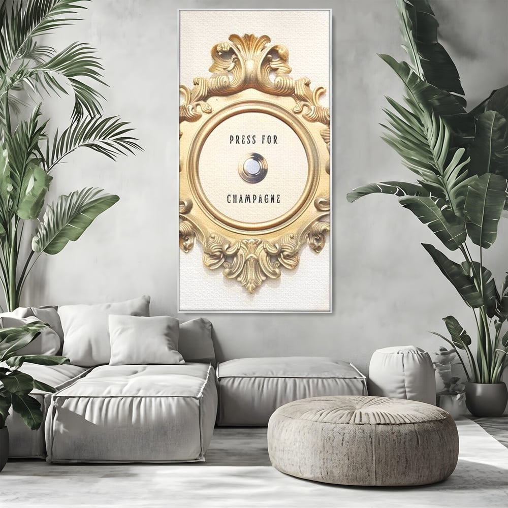 Tablou canvas cu tablou canvas cu buton auriu, in rama de aluminiu argintiu, pe perete intr-un living